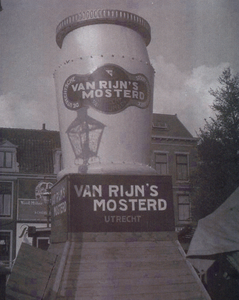 874815 Afbeelding van een reuzenmosterdpot op een houten stellage als reclame voor Van Rijn's Mosterd uit Utrecht, op ...